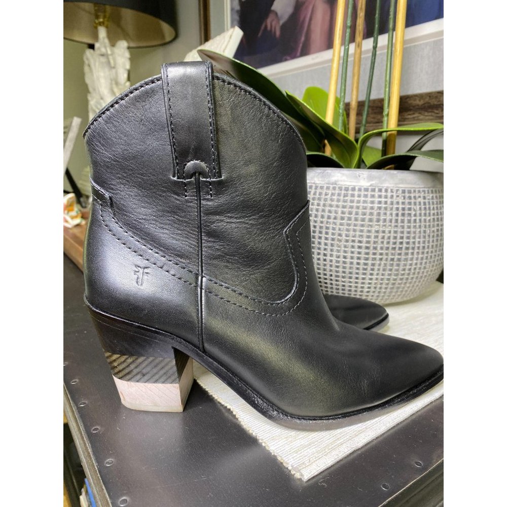 Frye Chevron Short Bootie Black Leather PRISTINE 6 - Picture 11 of 12